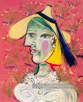 Femme au chapeau de paille sur fond fleuri 1938 cubistes Peinture à l'huile